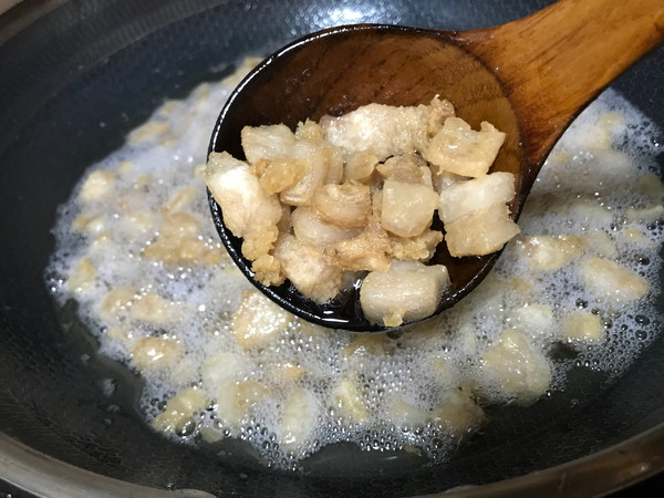 做猪油拌饭,炒菜等直接吃也是很香的 油装进容器内,然后就是静等凝固