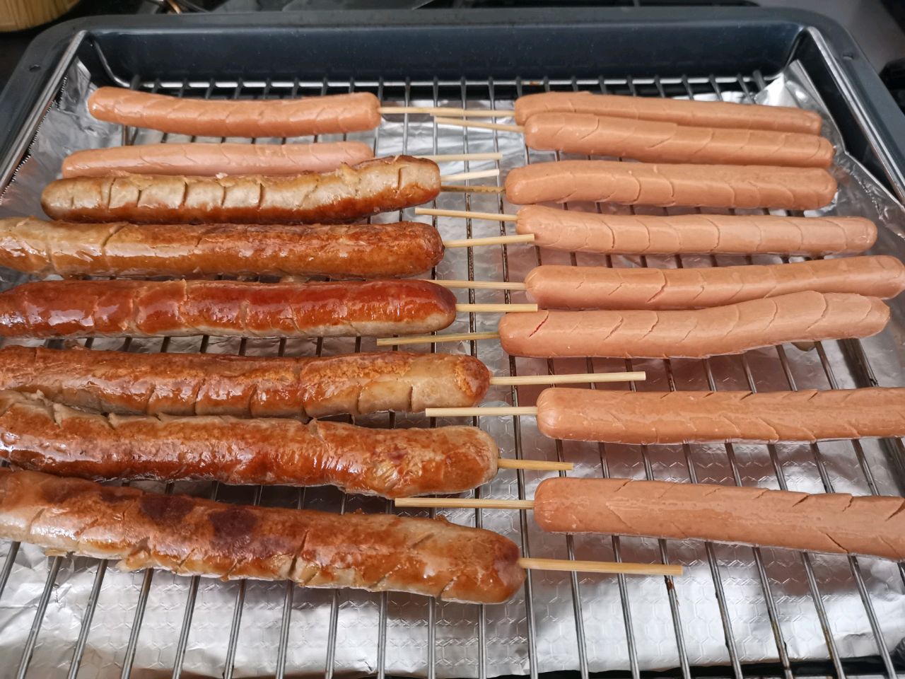 把火腿肠都用准备好的竹签串起来.