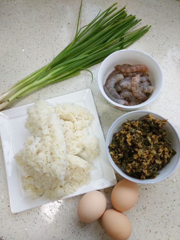 酸菜虾仁炒糯米饭#急速早餐#的做法图解1