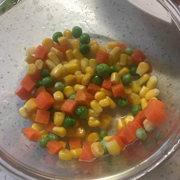 再倒入玉米青豆胡萝卜粒翻炒
