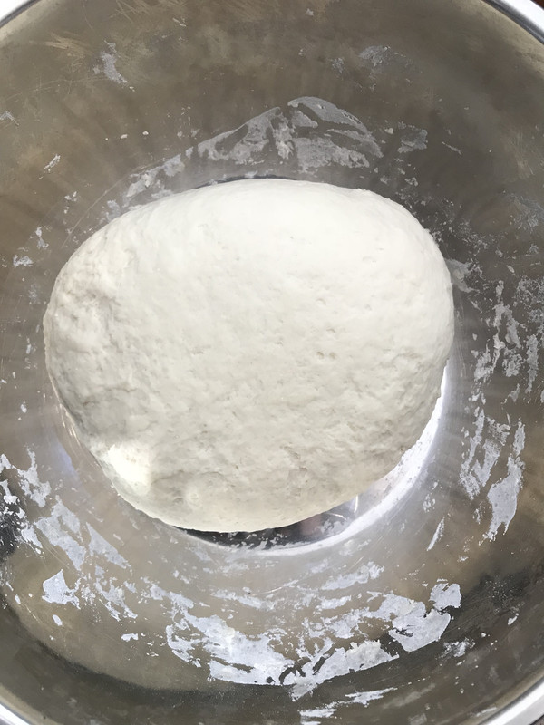 适量面粉慢慢加入温水和面,和面过程加点盐,到