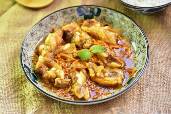 这次用虫草花蒸排骨,用了生抽,料酒,盐和玉米淀粉作为调料,没有用蒜