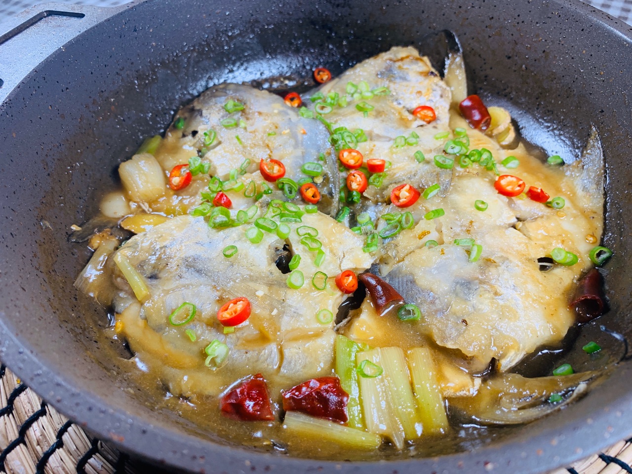 干烧银鲳鱼怎么做_干烧银鲳鱼的做法_囧妈美厨_豆果美食