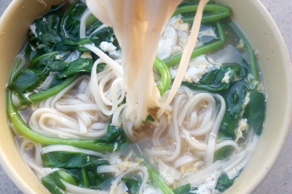 加入面条,大火煮到面条发软,打入鸡蛋,放入青菜.