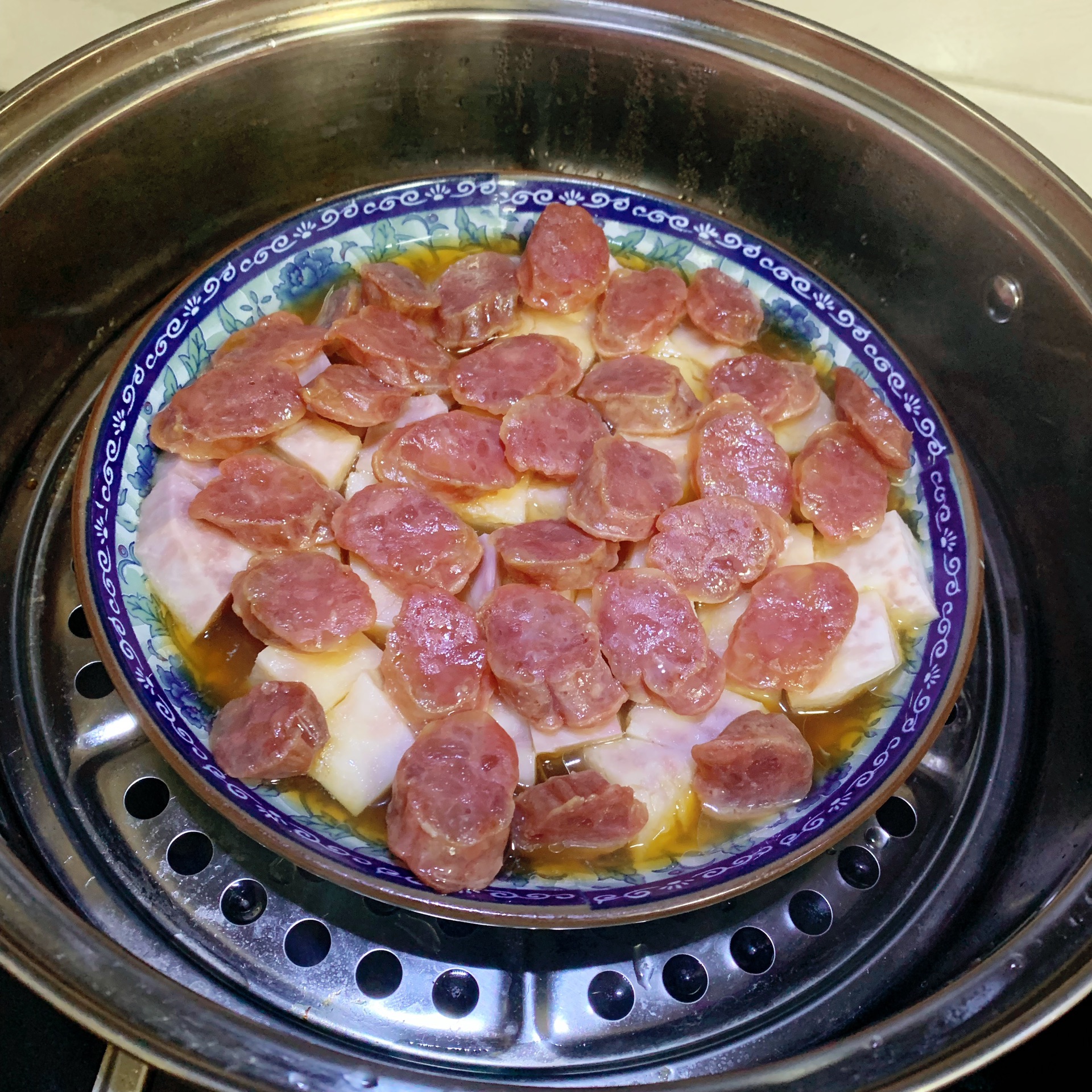 腊肠蒸香芋的做法