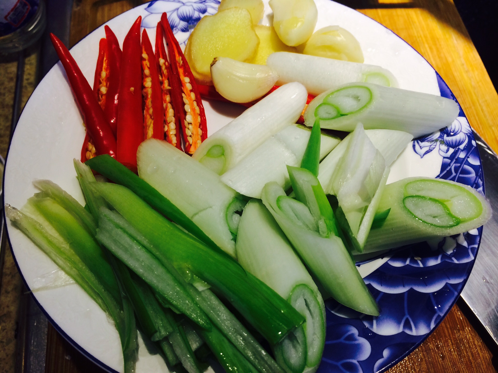 肉块焯水和冷却时,可以准备配菜,红绿辣椒,姜蒜和葱花,大蒜我没买到
