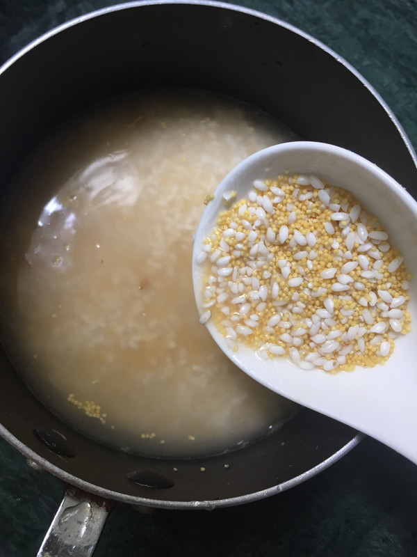 早上起床提前把米用清水冷泡,中午煮的时候时间