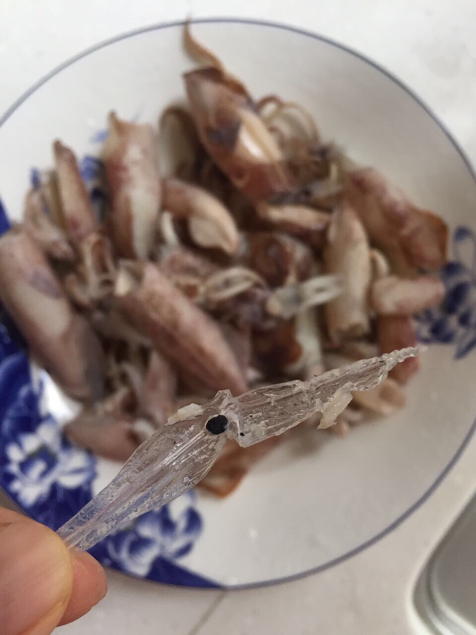 清洗籽乌,取出头部,清洗内部的墨囊和骨头