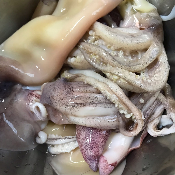 鱿鱼清洗干净去内脏,撕去外边的一层膜