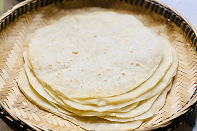 薄饼卷 糯米粉 100克,开水100克(必须刚烧开),油 适量,盐