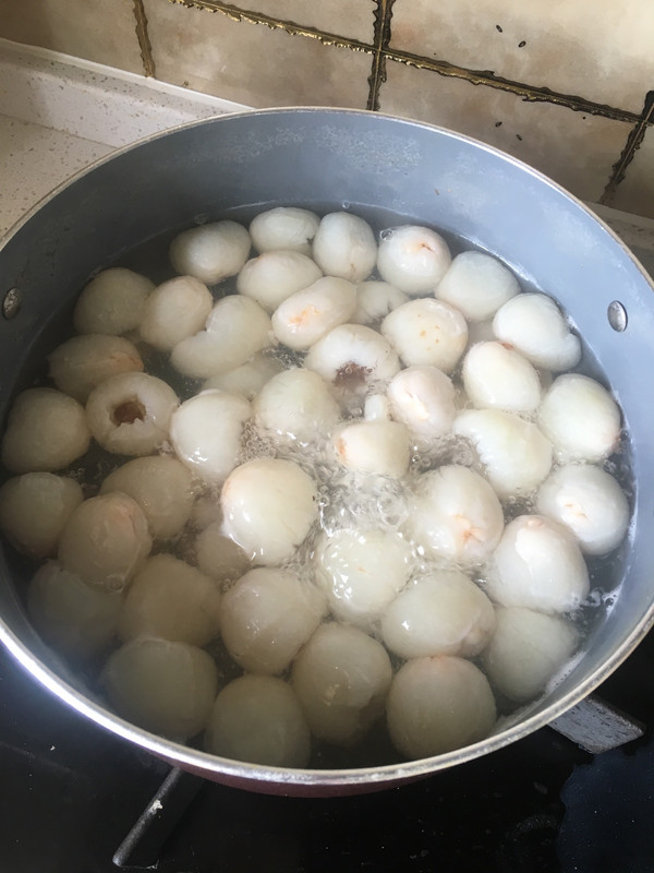 保证锅里无油,加水加冰糖放荔枝,大概煮10分钟