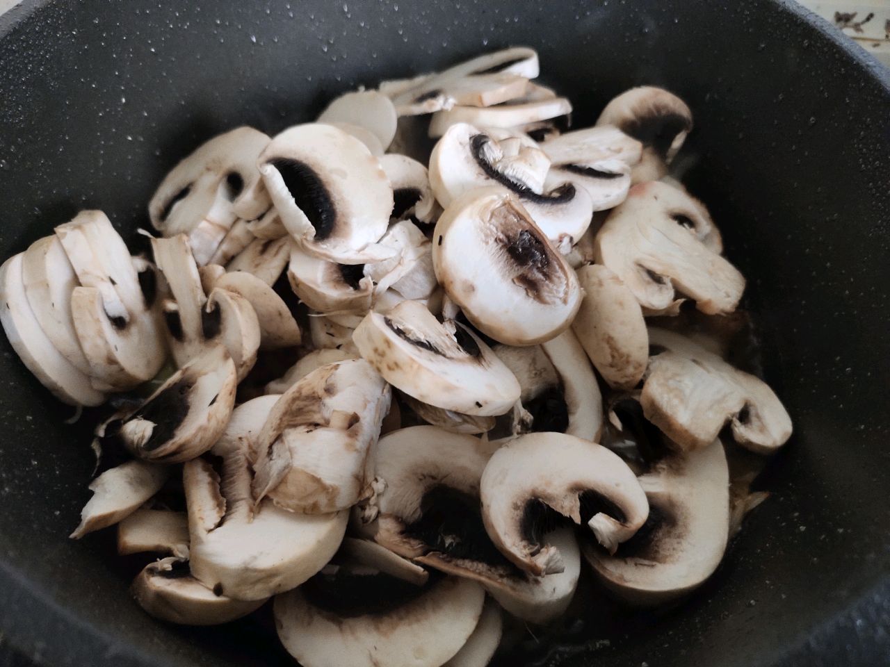 圆菇炒肉的做法