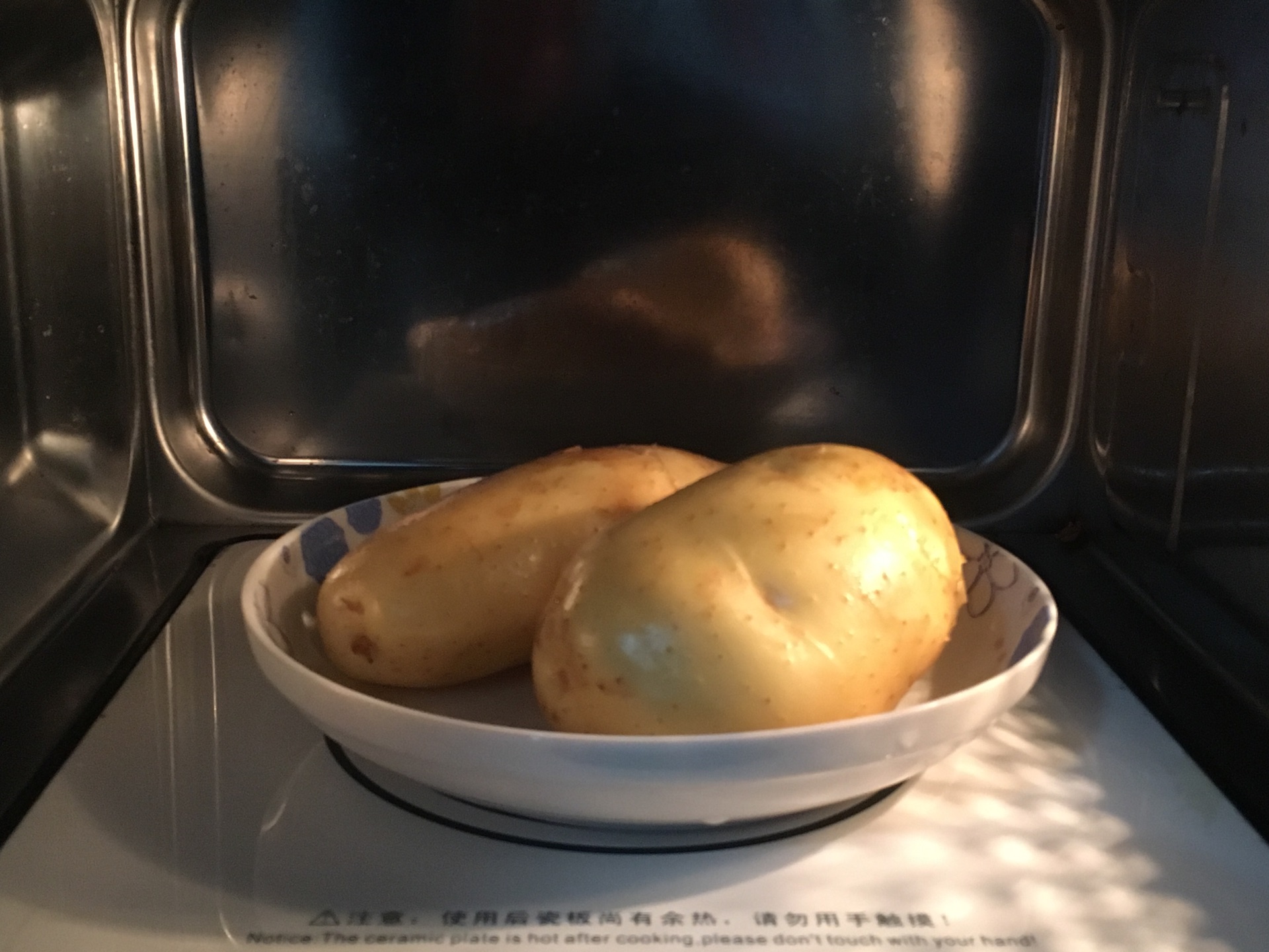 土豆洗净,放入微波炉中,高火8-12分钟