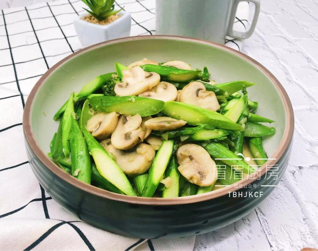 芦笋炒蘑菇
