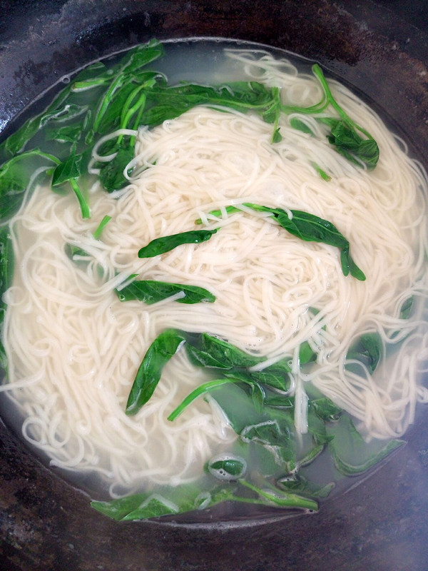 锅里烧水,水滚之后,放入面条和青菜煮好