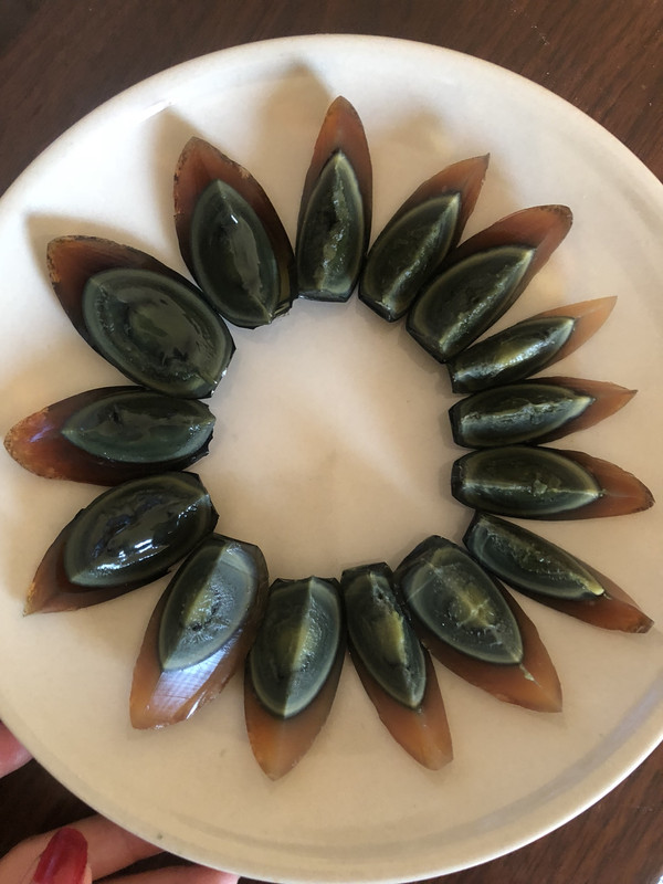 松花蛋切块,摆盘