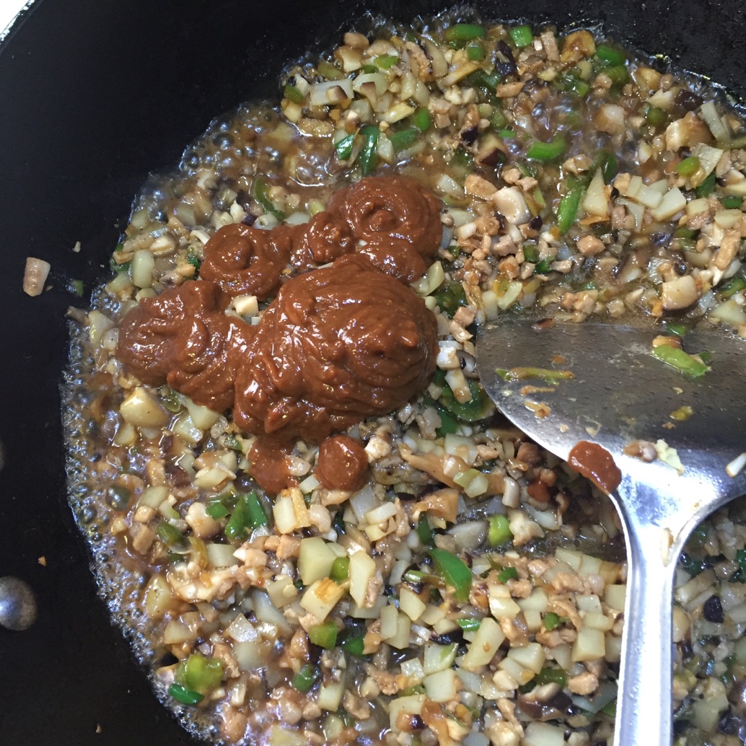蔬菜猪肉炸酱面