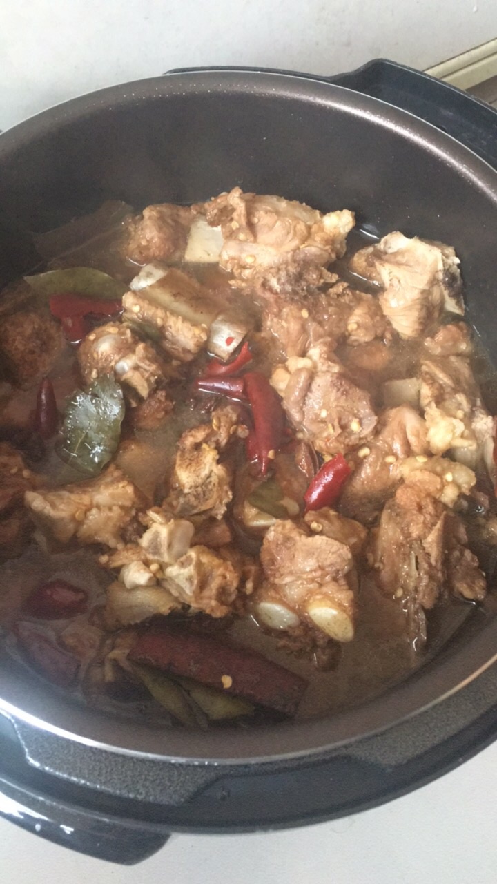 美的电压力锅,炖排骨时,为什么把汤炖没有了,旋钮才自动转回到关位