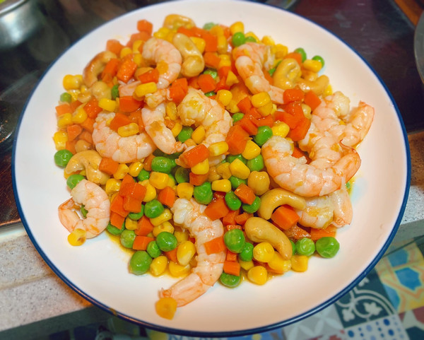 换着花样吃早餐#腰果玉米豌豆胡萝卜炒虾仁,低脂又营 ((6/9)