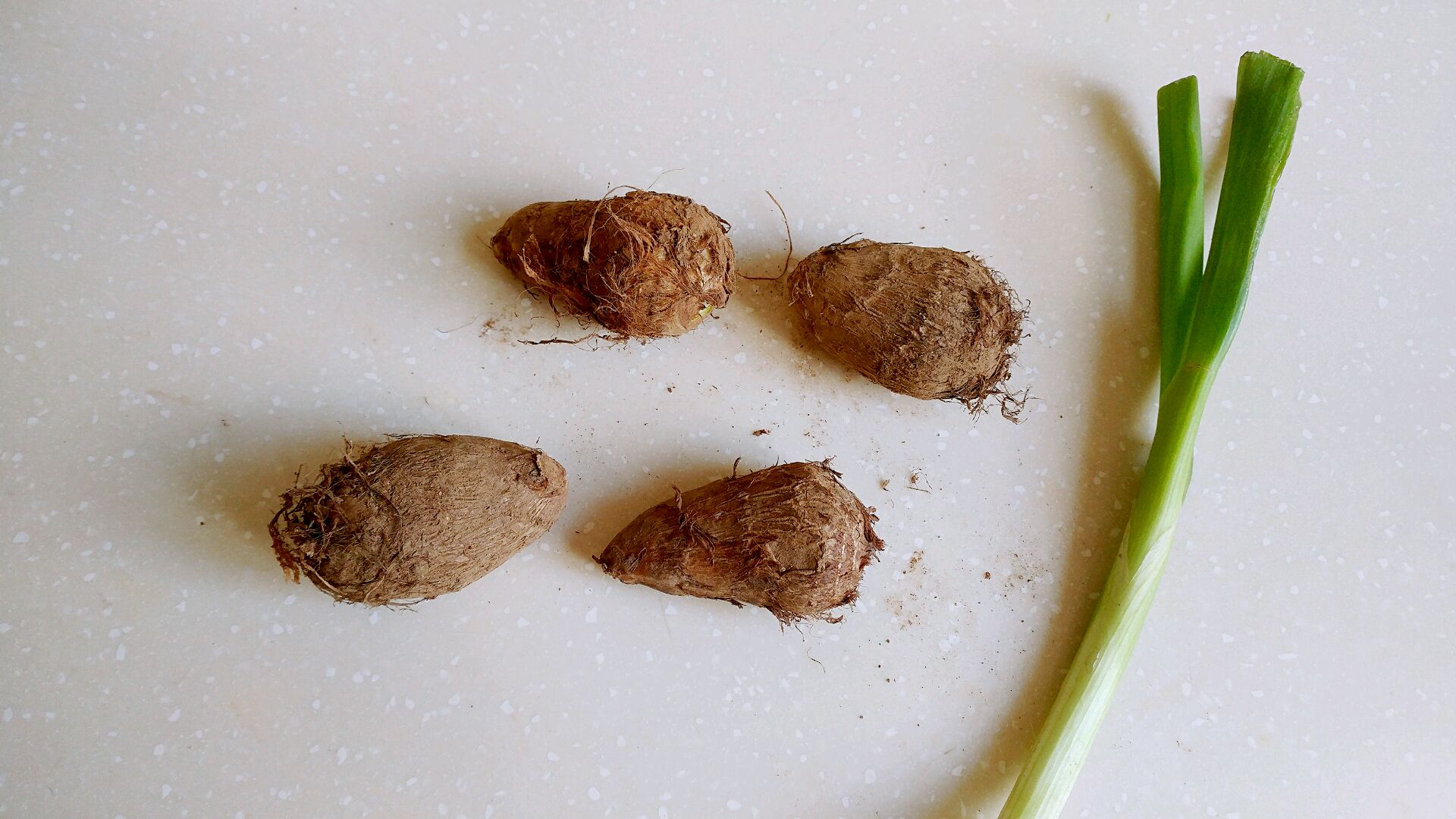 芋头收干净扔锅里,加完全没过它们的水,大火烧开转中小火,记得盖盖