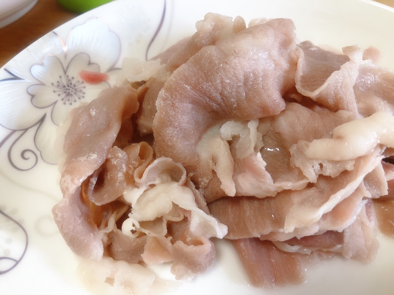锅中倒入适量冷水,倒入一勺料酒,小锅煮开后放入肥牛卷煮熟