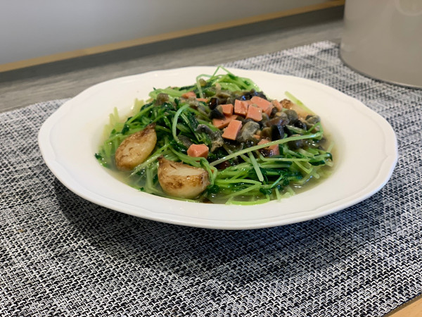 餐桌上的春日限定# 翠绿的上汤豌豆苗(1/5)