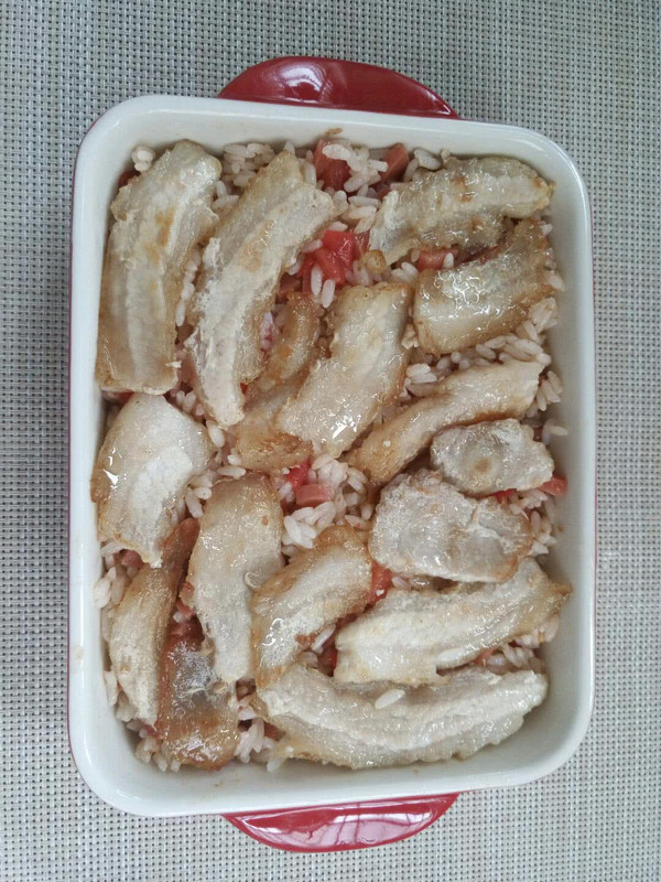 米饭上层铺上五花肉,撒点黑椒粉.