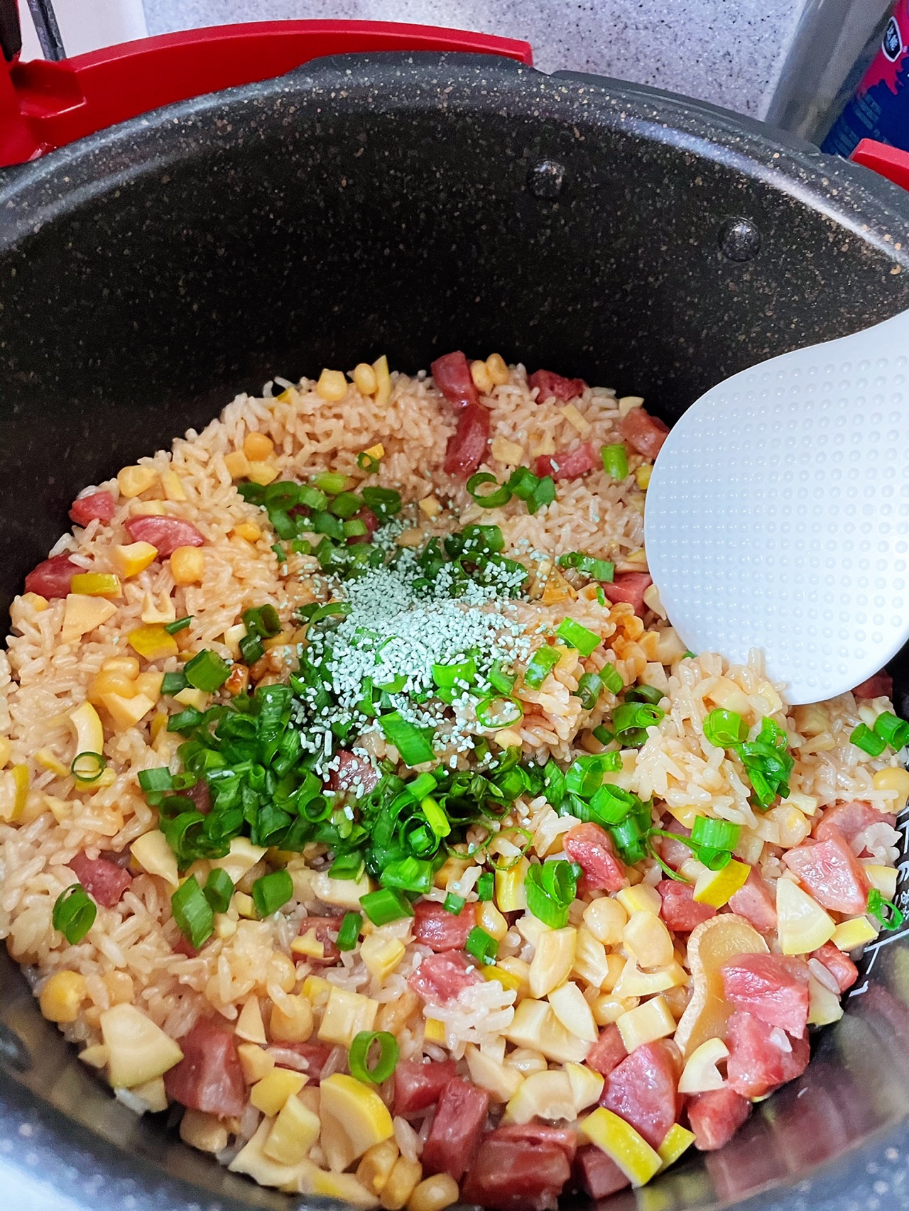 电饭煲竹笋腊肠焖饭的做法图解13