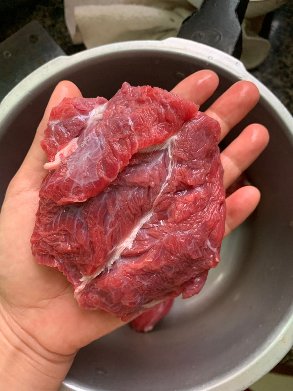 我买了2斤牛肉,切成一大块,和手掌差不多大.