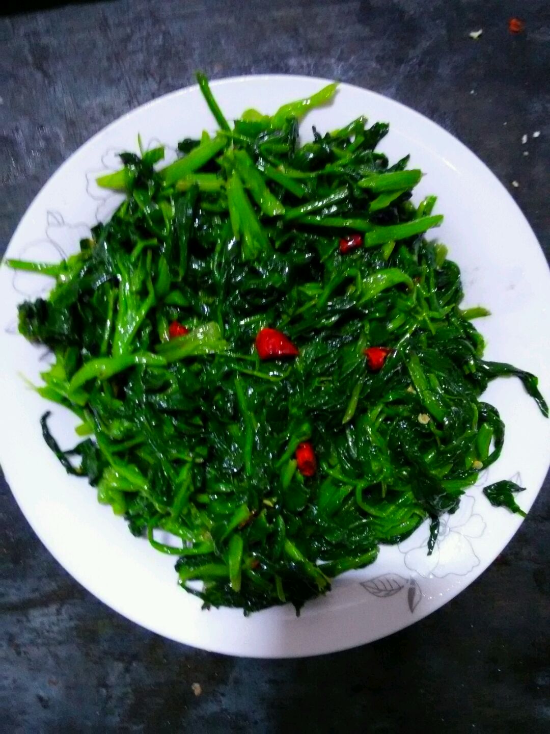抄开,捞出放入盐,酱油,鸡精,干红辣椒,锅里放油,烧热淋入上,在放