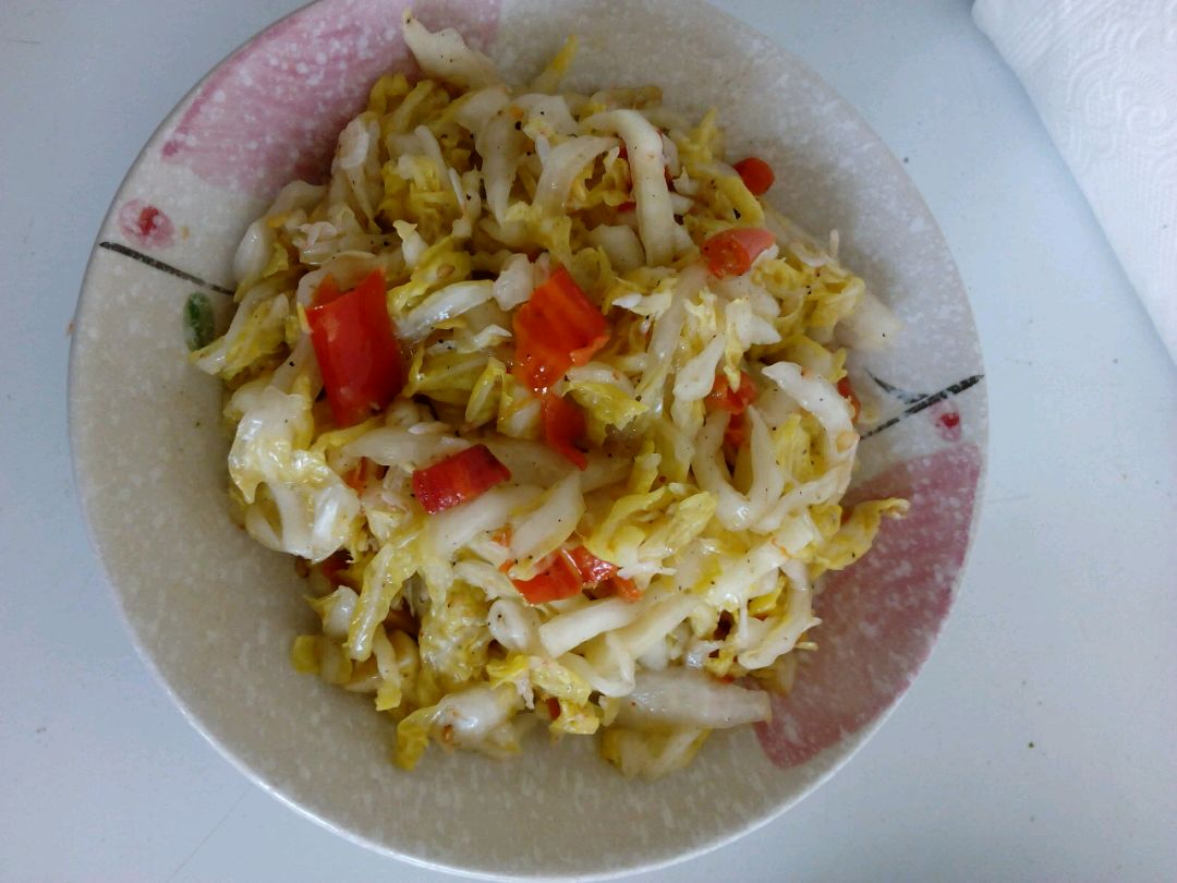 家常美食凉拌白菜心,嘉宾根据口味加入盐,嘉嘉小厨神上线