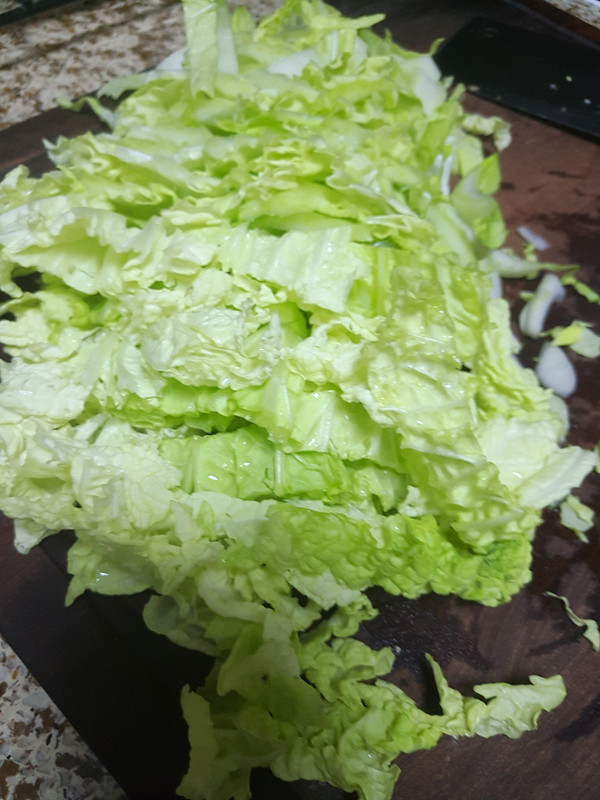 大白菜洗净控干水分,切1厘米宽的长条.