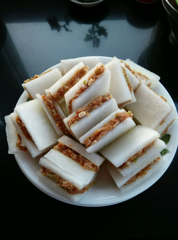 把肉馅加在冬瓜里,摆盘待蒸