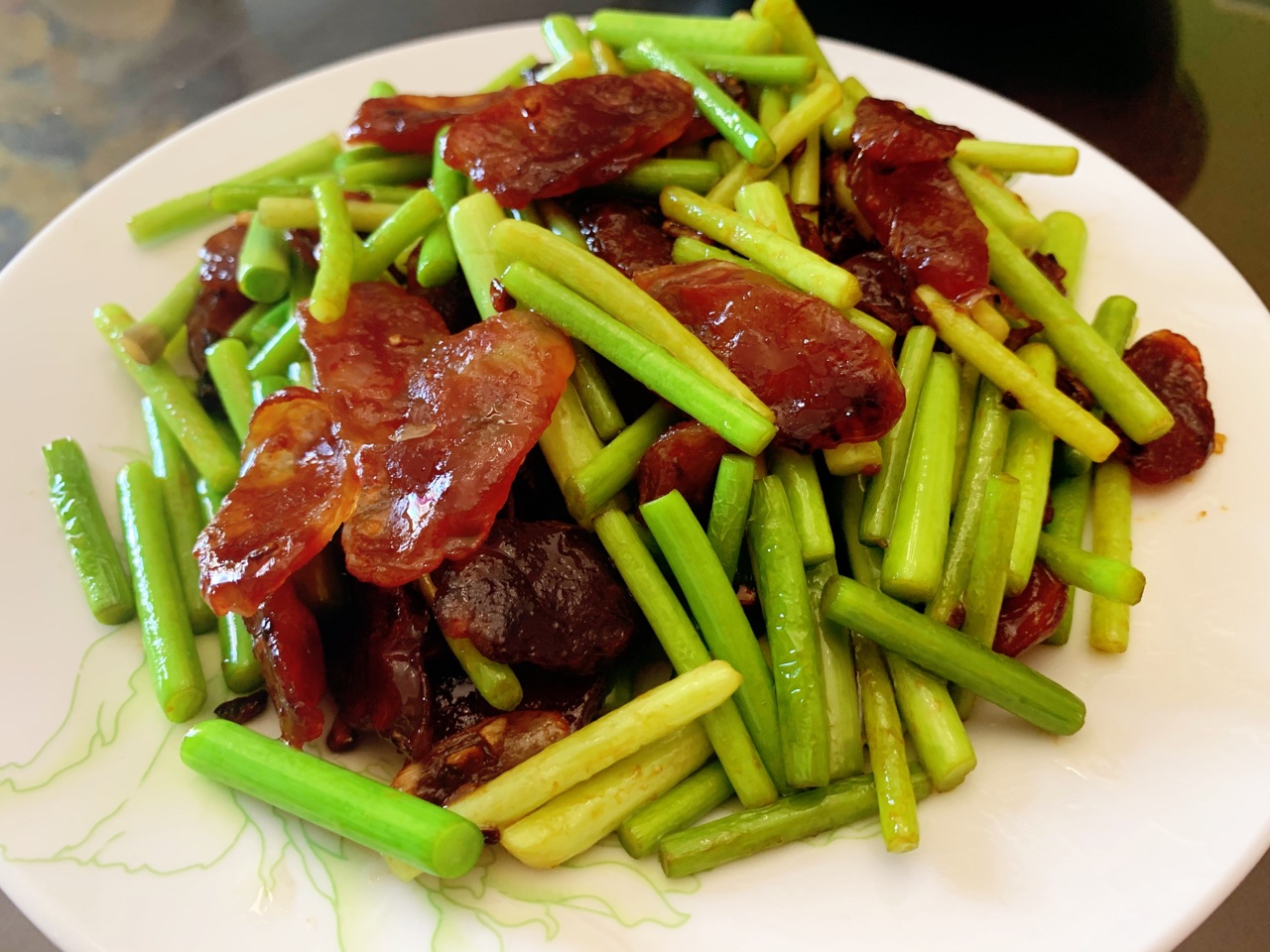 蒜苔炒腊肠的做法
