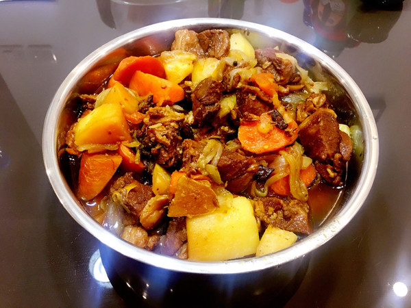 羊肉中带有胡萝卜和洋葱的甜,土豆吸了羊肉的鲜香,冬天吃这道菜,太爽