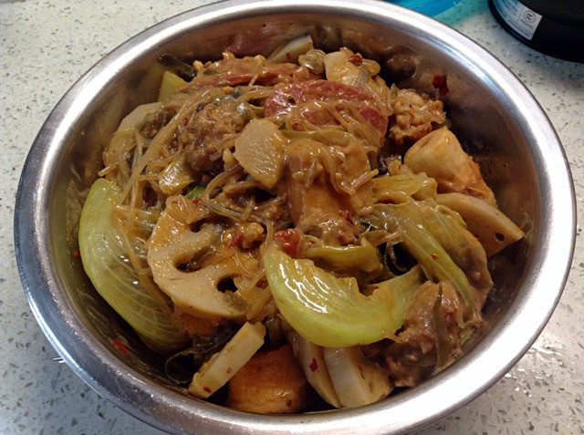 什么川味麻辣烫,东北骨汤麻辣烫,寡淡的煮菜味道远不及酱呼呼的麻酱