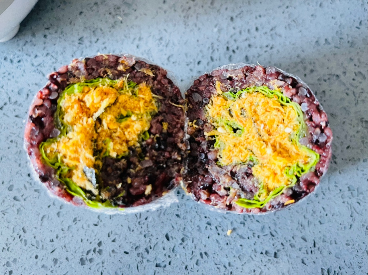 紫米肉松饭团的做法