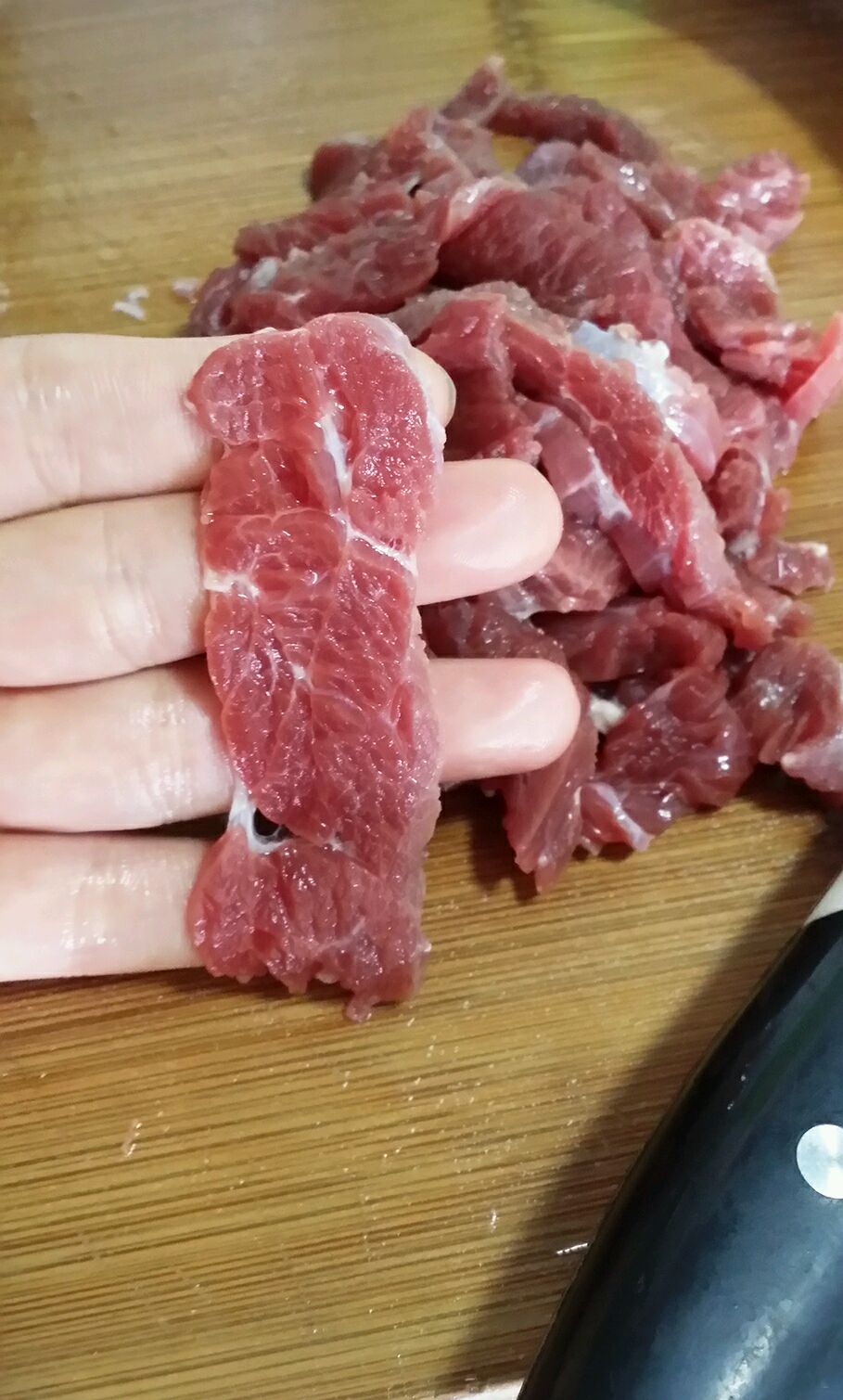 牛肉切薄片,一定逆纹路切,这样保证牛肉易熟,不柴