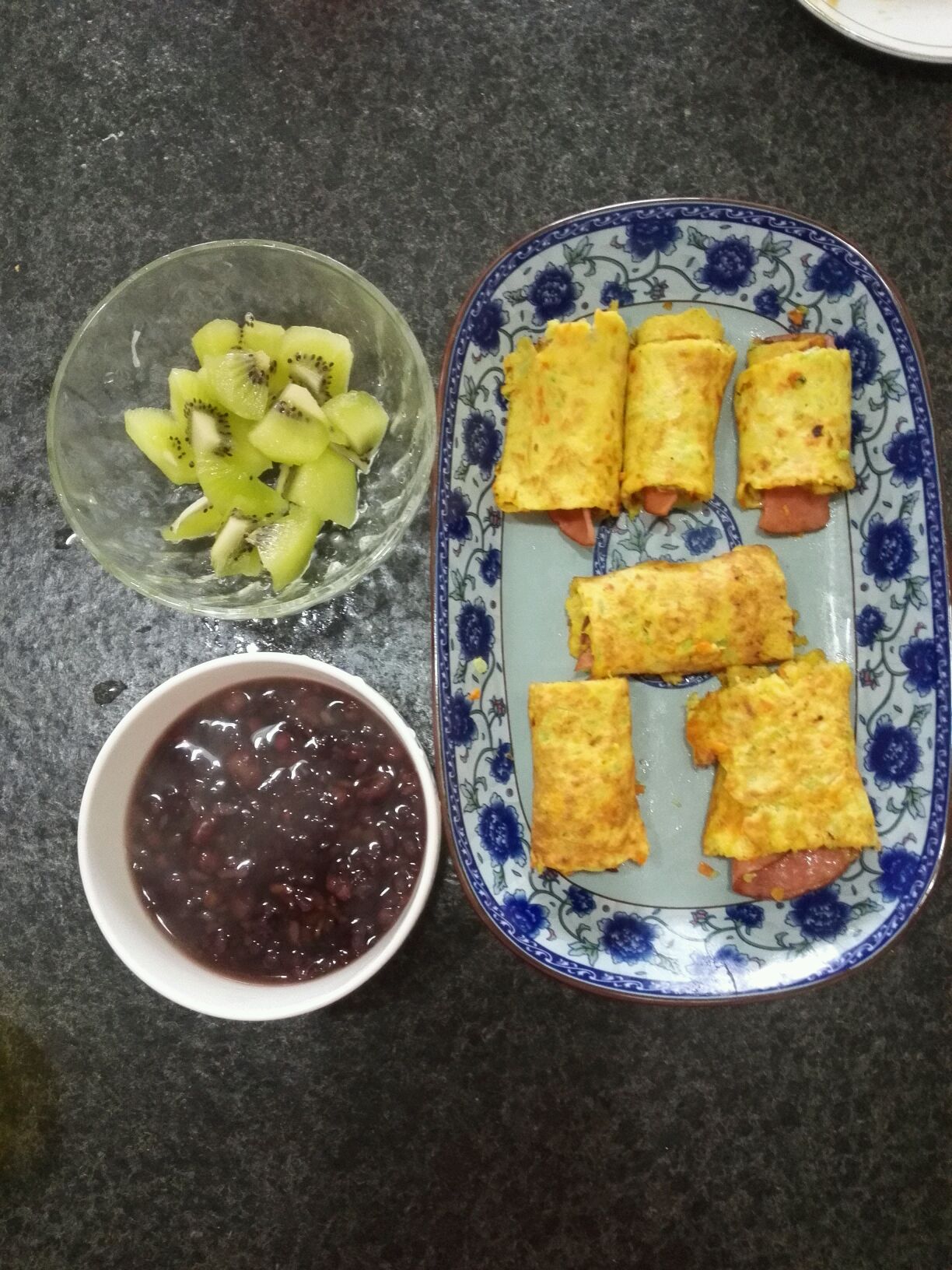 宝宝早餐食谱:蛋饼火腿 八宝粥 奇异果