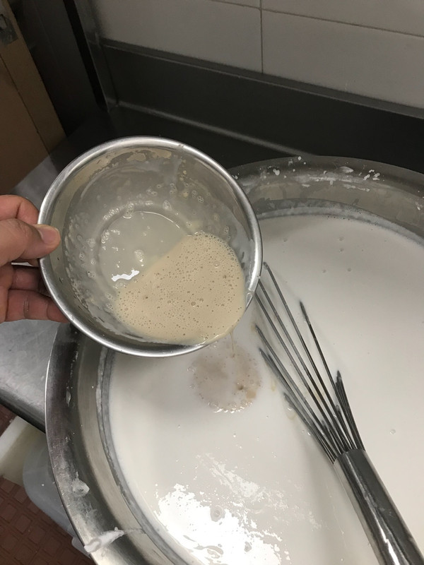 待粉糊降温至35度左右(不能超过40度,否则酵母