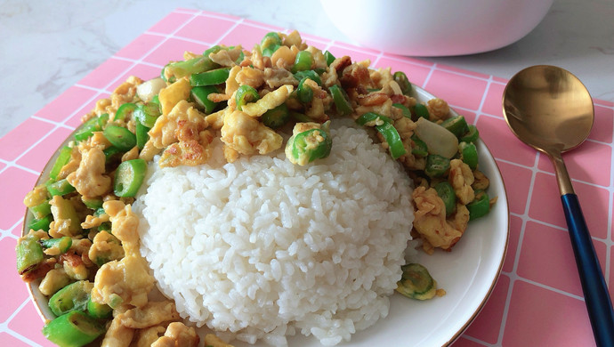 青椒炒蛋盖饭怎么做_青椒炒蛋盖饭的做法_豆果美食