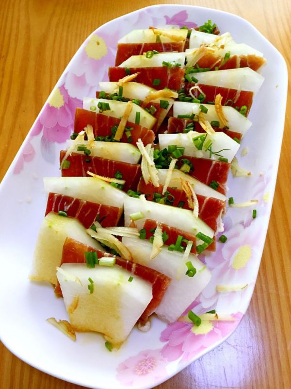 冬瓜切片(厚度1cm),火腿切薄片,夹片摆盘,撒上