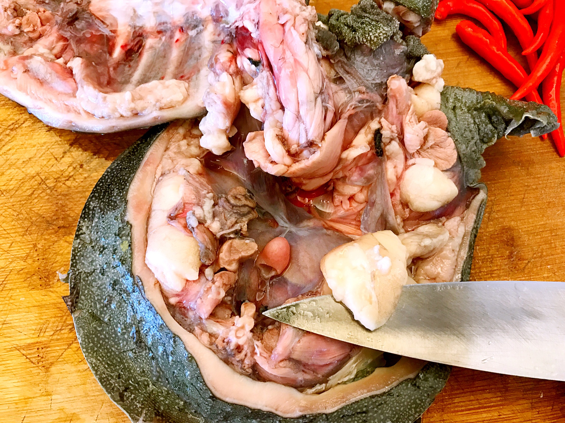甲鱼宰去,也有卖甲鱼的商贩给去老皮