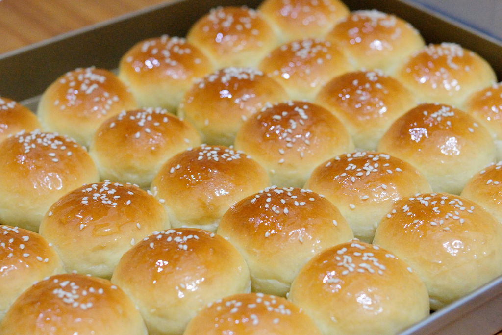 避免烤的时间过久导致面包水分蒸发太多,面包口感会比较渣.