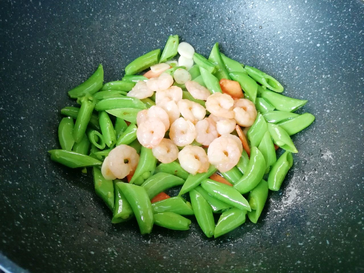 甜豆红萝卜炒虾仁#做道懒人菜,轻松享假期