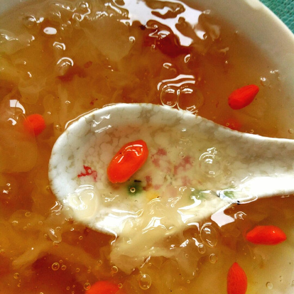 银耳桃胶皂角米糖水
