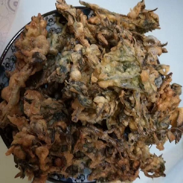 拌上面和鸡蛋,热好油,很快椒香可口的油炸花椒叶就出锅了