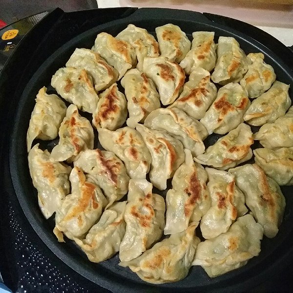 用电饼铛煎饺子省事儿还少油.