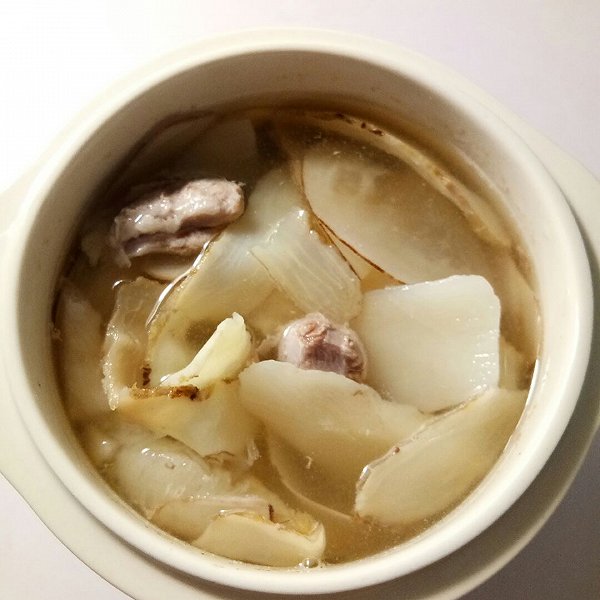 昨晚的汤,内容有:海底椰,玉竹,淮山,,瘦肉.