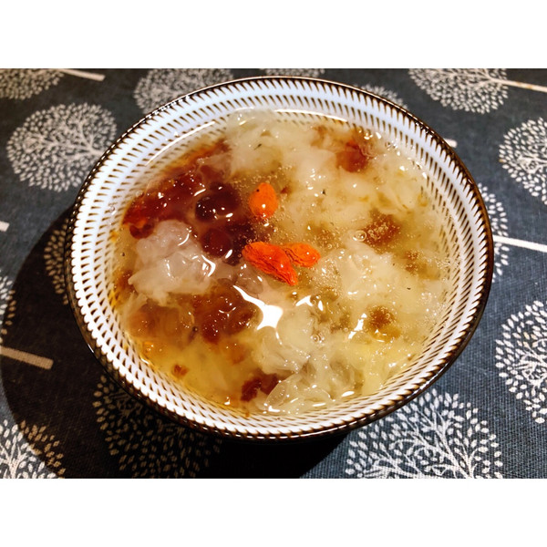 桃胶皂角米银耳汤